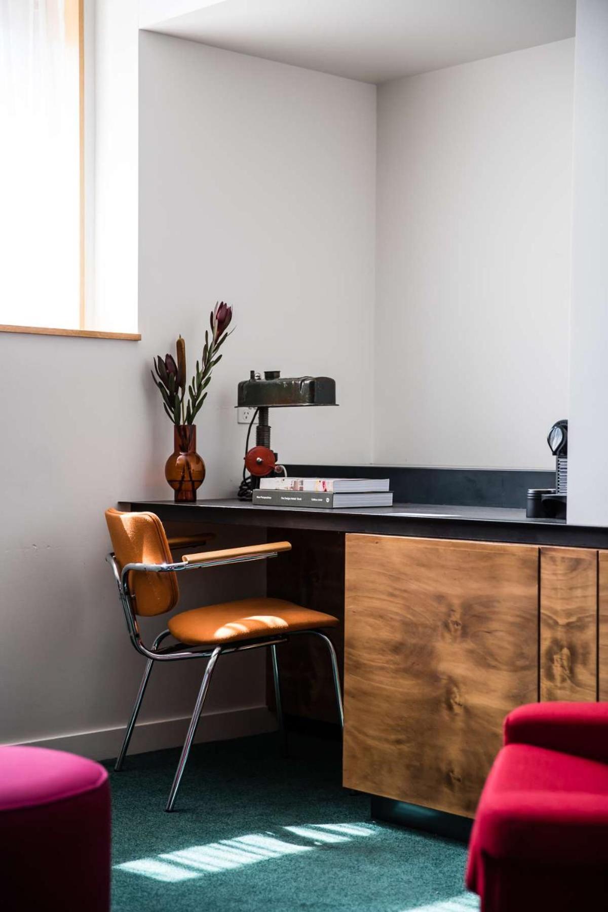 The Old Clare By Ode Hotels Sydney Exteriér fotografie A desk with a built-in lamp